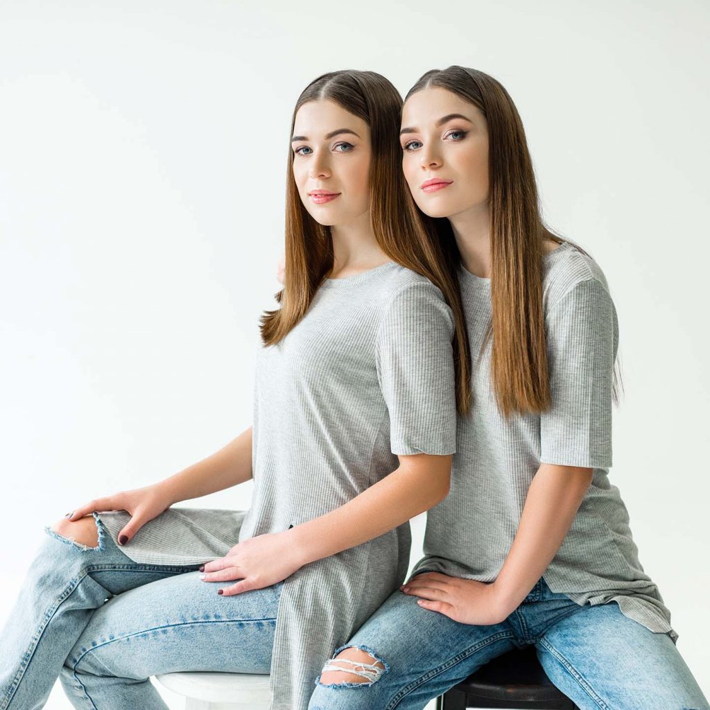 Foto di due sorelle gemelle